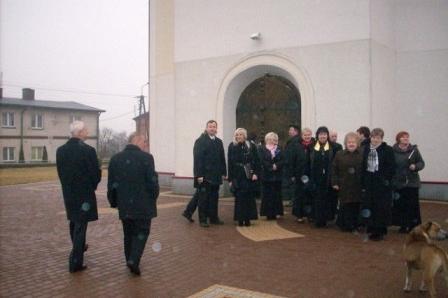 Chór Pięciolinia przed budynkiem w Dniu Jedności Kaszubów.
