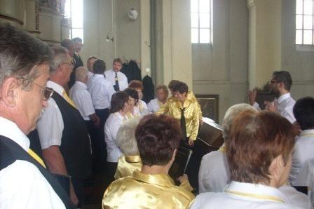 Wnętrze kościoła wypełnione uczestnikami uroczystości.