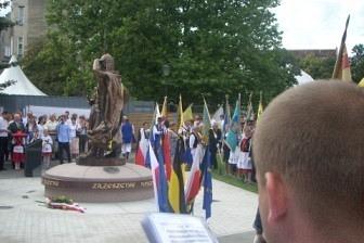 Tłum ludzi  wokół pomnika Świętopełka
