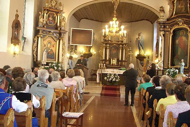 Wnętrze kościoła w Chwaszczynie, wypełnione uczestnikami Zjazdu Chórów Kaszubskich.