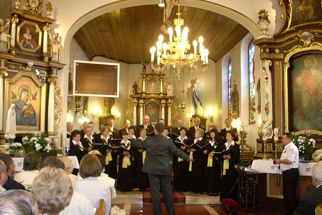 Chór Pięciolinia występuje w kościele w Chwaszczynie pod batutą dyrygenta.