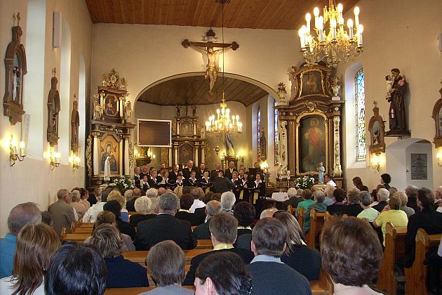 Wnętrze kościoła w Chwaszczynie podczas Zjazdu Chórów Kaszubskich, z publicznością i chórem.