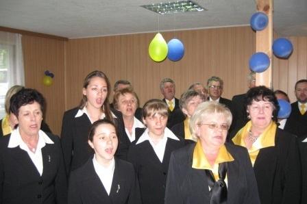 Chór w sali z dekoracjami.