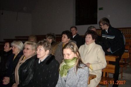 Publiczność w kościele podczas występu chóru w Lęborku.