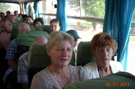 Uczestnicy Zjazdu Kaszubów podróżujący autobusem.
