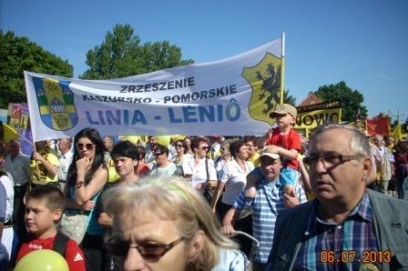 Uczestnicy XV Zjazdu Kaszubów we Władysławowie pod banerem z nazwą wydarzenia.