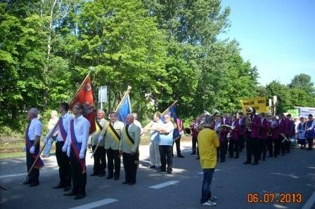 Uczestnicy XV Zjazdu Kaszubów w Władysławowie maszerują z flagami i orkiestrą.