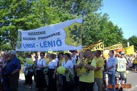 Delegacja z Gminy Linia z transparentem podczas Zjazdu Kaszubów we Władysławowie.