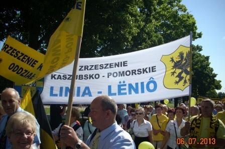 Kaszubi z flagami i transparentem Linia - Lénio na zjeździe.