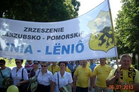 Uczestnicy XV Zjazdu Kaszubów niosą transparent Zrzeszenia Kaszubsko-Pomorskiego Linia-Lenio.
