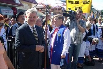 Uścisk dłoni dwóch mężczyzn na tle tłumu podczas XV Zjazdu Kaszubów.