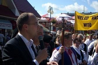 Mężczyźni w garniturach i marynarkach na XV Zjeździe Kaszubów we Władysławowie.