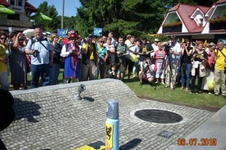 Uczestnicy XV Zjazdu Kaszubów we Władysławowie w strojach regionalnych, podczas uroczystości.