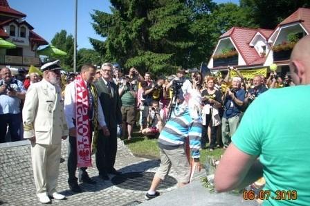 Spotkanie na Zjeździe Kaszubów we Władysławowie z udziałem oficjeli i zgromadzonego tłumu.