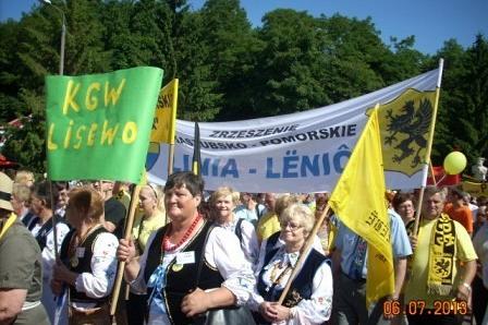 Uczestnicy XV Zjazdu Kaszubów we Władysławowie z flagami i transparentami.