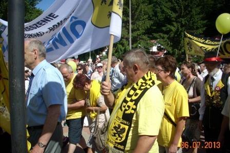 Tłum ludzi w żółtych strojach i z flagami podczas zjazdu Kaszubów.
