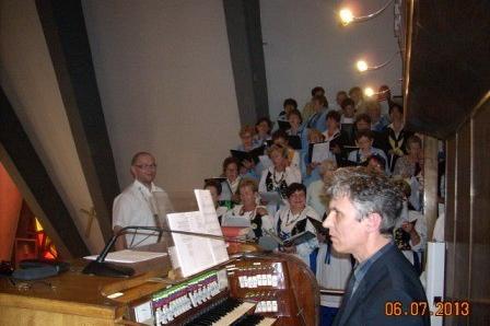 Organista koncertuje, a w tle siedzą uczestnicy XV Zjazdu Kaszubów we Władysławowie.
