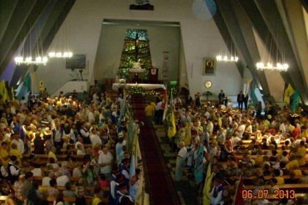 Uczestnicy XV Zjazdu Kaszubów wypełniają kościół podczas uroczystego zgromadzenia.