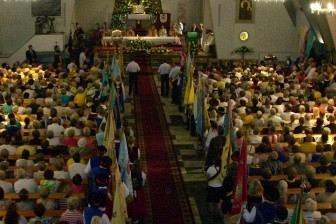 Widok z tyłu na wypełnioną salę kościelną lub aulę podczas XV Zjazdu Kaszubów.