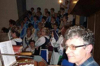 Uczestnik XV Zjazdu Kaszubów we Władysławowie na sali z innymi delegatami.