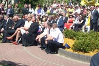 Uczestnicy Zjazdu Kaszubów we Władysławowie zgromadzeni na otwartym terenie.
