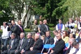 Grupa ludzi w togach podczas XV Zjazdu Kaszubów we Władysławowie.