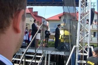 Uczestnik ogląda wydarzenie na telebimie Zjazdu Kaszubów we Władysławowie.