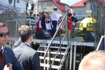 Uczestnicy XV Zjazdu Kaszubów we Władysławowie przed sceną.