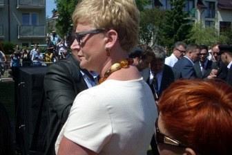 Blondynka w okularach i białej koszulce, ze skrzyżowanymi rękami, na Zjeździe Kaszubów.