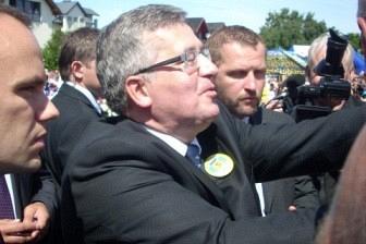 Dignitarz w garniturze i okularach na XV Zjeździe Kaszubów we Władysławowie.