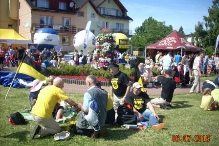Uczestnicy Zjazdu Kaszubów we Władysławowie na trawiastym placu podczas festynu.