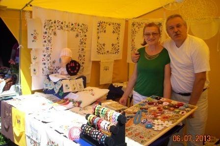 Uśmiechnięta para prezentuje wyroby na stoisku Zjazdu Kaszubów we Władysławowie.