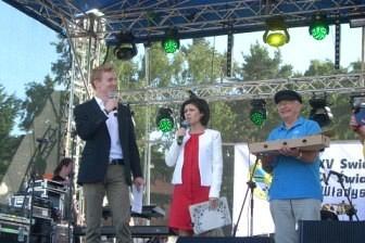 Uczestnicy XV Zjazdu Kaszubów we Władysławowie na scenie podczas wystąpienia.