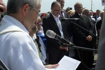 Ksiądz w albie czyta modlitwę podczas uroczystości odsłonięcia kopca Kaszubów na Helu.
