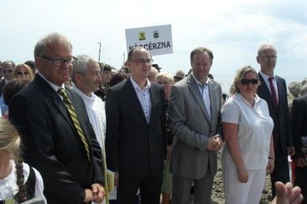 Dostojnicy i goście na uroczystości odsłonięcia Kopca Kaszubów na Helu.