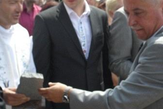 Trzech mężczyzn podczas ceremonii odsłonięcia kopca, prawdopodobnie kaszubskiego.