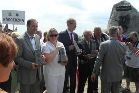 Grupa osób podczas ceremonii odsłonięcia Kopca Kaszubów na Helu.