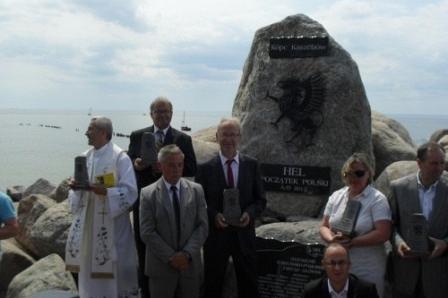 Ludzie na tle kopca Kaszubów na Helu podczas jego odsłonięcia.