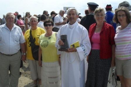 Uczestnicy uroczystości odsłonięcia Kopca Kaszubów na Helu, w tym duchowny.