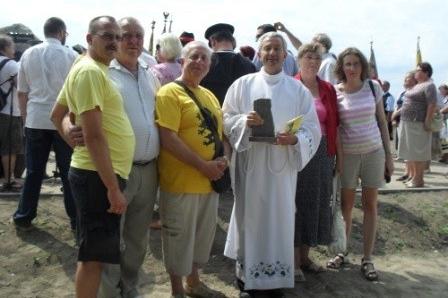 Ksiądz i ludzie podczas uroczystości odsłonięcia Kopca Kaszubów na Helu.