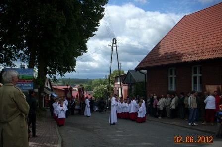 Procesja z księżmi i mieszkańcami Żukowa podczas jubileuszowych obchodów.