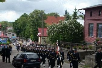 Widok ulicy w Żukowie z ludźmi i samochodami podczas obchodów 800-lecia miasta.