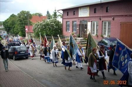 Marsz mieszkańców Żukowa z chorągwiami podczas jubileuszowych obchodów.