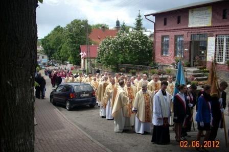 Uliczna procesja duchownych i mieszkańców Żukowa podczas jubileuszu.