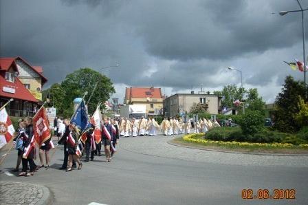Uroczysty pochód z flagami na ulicach Żukowa podczas obchodów 800-lecia.