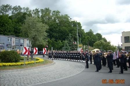 Uroczysty przemarsz grup w mundurach na obchodach 800-lecia Żukowa.