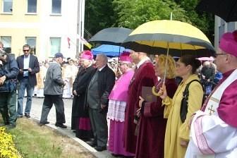 Uczestnicy obchodów 800-lecia Żukowa w strojach historycznych, z parasolkami.