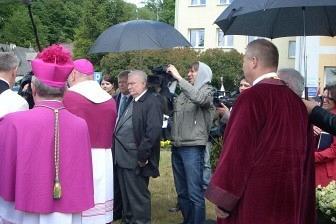 Biskup w purpurowych szatach i ludzie z parasolami na obchodach 800-lecia Żukowa.
