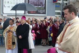 Uroczystość plenerowa z udziałem duchownych podczas obchodów 800-lecia Żukowa.