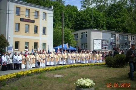 Obchody 800-lecia Żukowa: scena z budynkami, rzędami stołów i namiotami na trawniku.